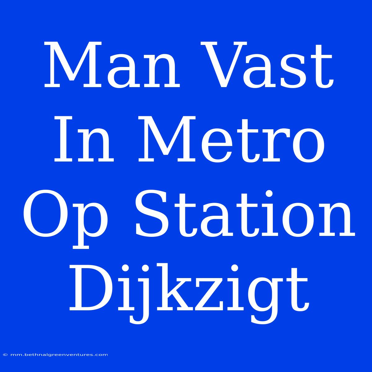 Man Vast In Metro Op Station Dijkzigt