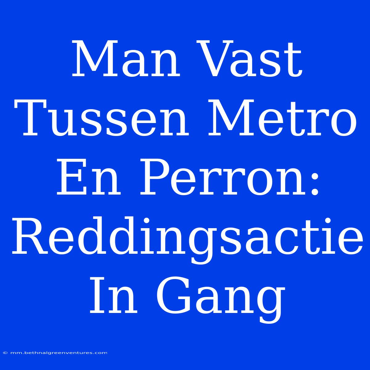 Man Vast Tussen Metro En Perron: Reddingsactie In Gang