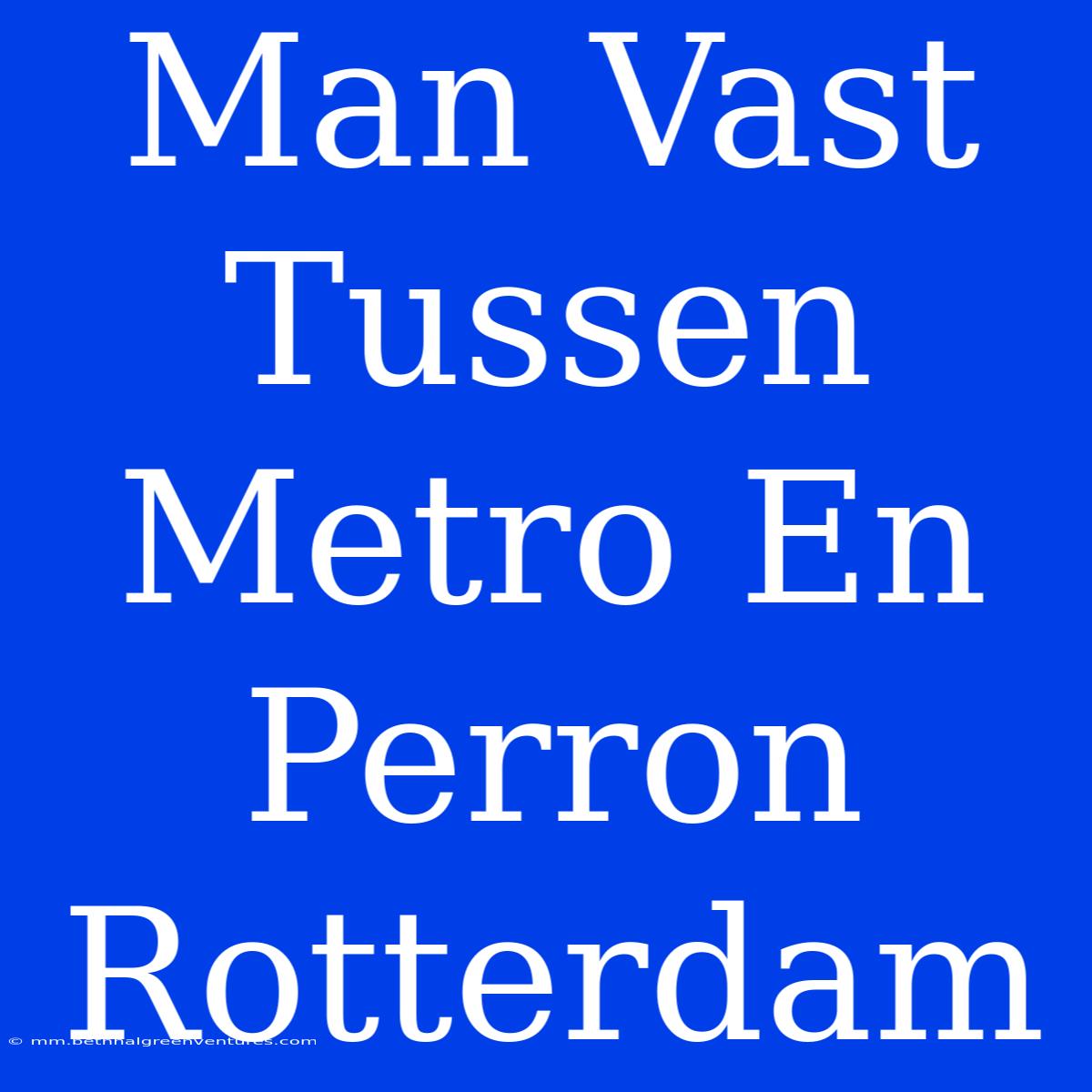 Man Vast Tussen Metro En Perron Rotterdam