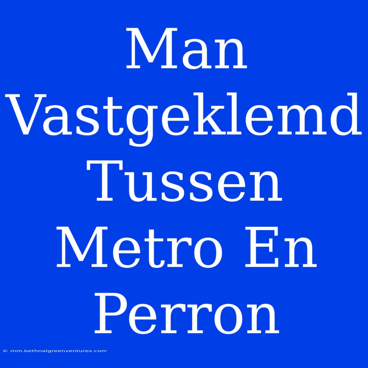 Man Vastgeklemd Tussen Metro En Perron